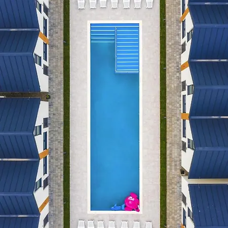 Comfortable Homes With A Pool, Prázdninový dům *